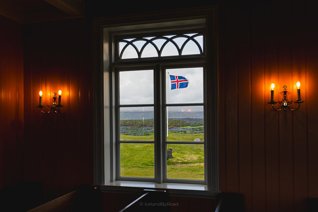 Eglise et drapeau islandais