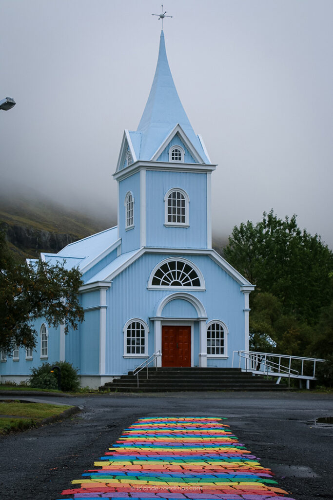 Seydifjordur Eglise colorée Islande